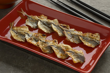红盘上日本烤马竹鱼小吃图片