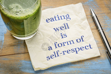 吃口水是自尊的一种形式手写在餐巾纸上一杯新鲜绿色蔬菜汁图片