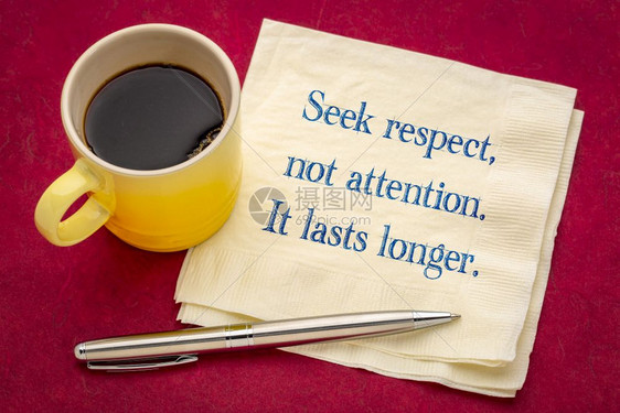 寻求尊重而不是关注它持续的时间更长手写在餐巾纸上加一杯咖啡图片