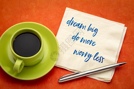做梦更多的少担心灵感笔迹在餐巾纸和咖啡杯上图片