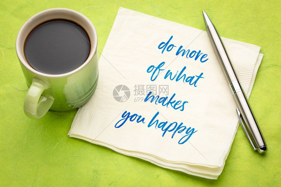 做更多能让你快乐的事在餐巾纸上用一杯咖啡写灵感笔迹图片