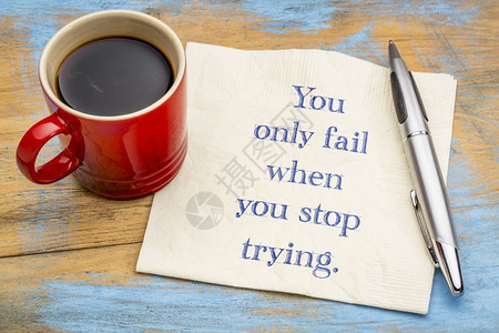 只有停止尝试时你才能失败手写在餐巾纸上加一杯咖啡图片