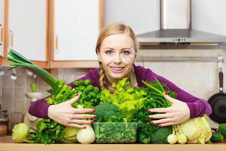 厨房里有许多绿色叶子蔬菜有机种植的新鲜产品健康的生活方式烹饪素食品饮和人的概念图片