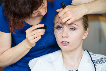 超视镜概念关闭女对眼皮的化妆由专业艺术家用刷子涂抹玛斯卡拉由艺术家化妆图片