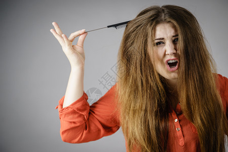 有趣的少女与缠在一起的头发有问题理的概念图片