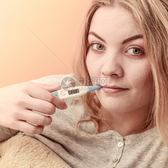 口腔内有数字温度计的患病妇女温度测量高的少女健康口腔内有数字温度计的生病妇女图片