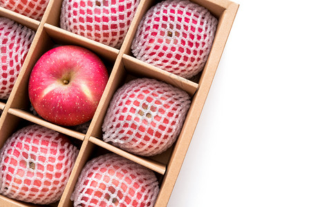 红苹果纸箱内有防冲击泡沫网包装图片素材