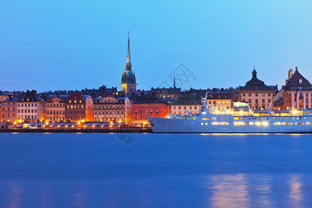 瑞典斯德哥尔摩旧城GamlaStan码头和天际的美丽夜晚风景图片