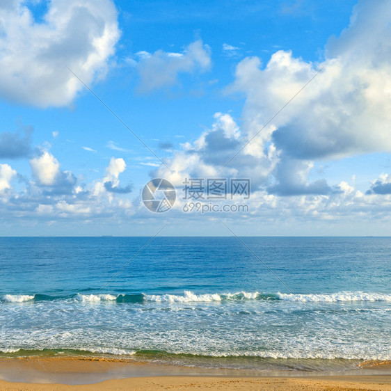 海边晴朗的阳光明媚黄沙和蓝海在天空背景图片