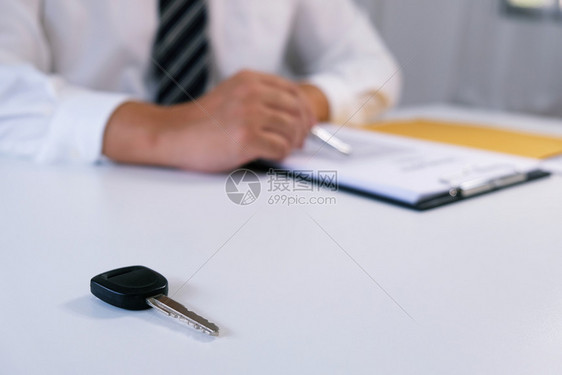 汽车推销员交出新的钥匙图片