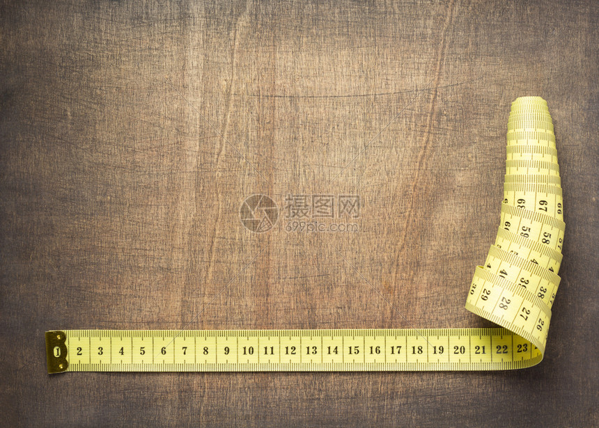 木制表格背景顶视图上的磁带测量图片