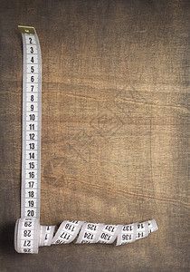 木制表格背景顶视图上的磁带测量图片