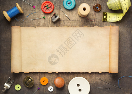 木制表格背景顶视图的缝纫工具和附件图片