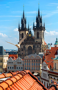 夏季日布拉格和廷斯基大教堂的钟声响起图片