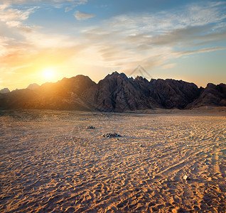 阳光日落时沙的埃及漠脚印图片