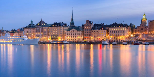 瑞典首都斯德哥尔摩老城GamlaStan清晨蓝色时段的GamlaStan全景观瑞典斯德哥尔摩GamlaStan图片