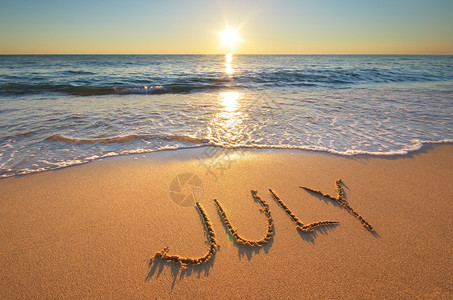 7月在海砂上写字自然的悬浮图片
