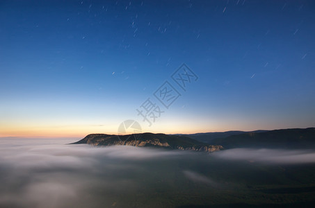 恒星足迹和山峰自然的构成背景图片