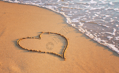 海滩上的心脏浪漫成分图片
