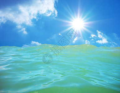 海浪冲阳光明媚的一天大自然设计图片