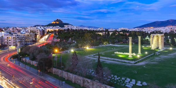 独柱寺希腊雅典Lycabettus山夜间与鲁因斯和奥林匹亚宙寺柱希腊雅典Lycabettus山的全景背景