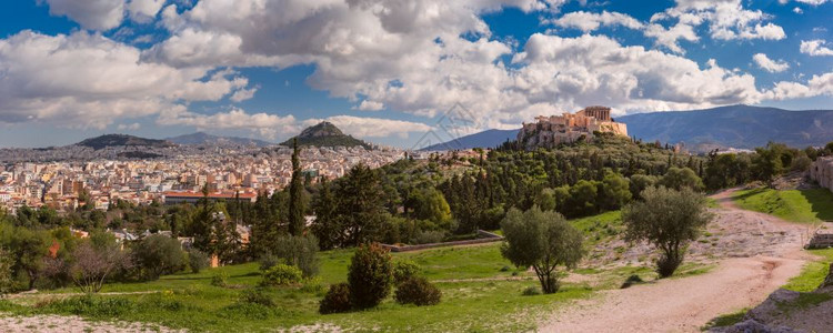 希腊雅典市中途奥克罗波利斯山和莱卡贝图斯山的全景希腊雅典奥克罗波利斯山和帕台农庄图片
