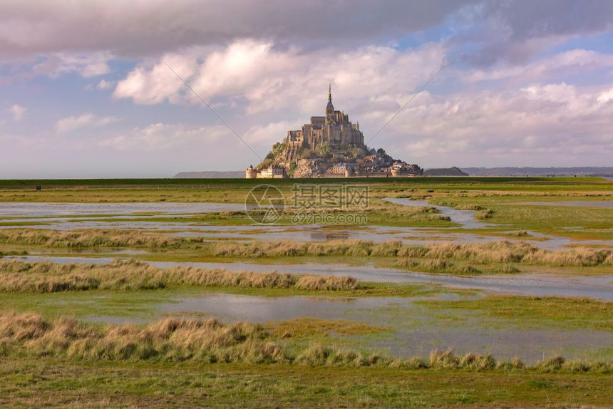 法国诺曼底州著名的圣米歇尔山和水草地法国诺曼底图片