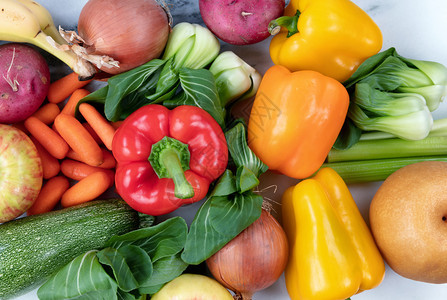 关于健康饮食概念的原始有机蔬菜和水果的顶端近视图片