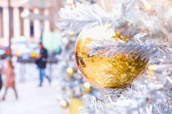 法国巴黎的圣诞金闪亮球在法国巴黎的圣诞节装饰街巴黎的金光闪亮球在法国巴黎的金光闪亮球图片