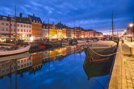 丹麦首都哥本哈根老城的旧房子和船多彩外表丹麦哥本哈根的Nyhavn图片