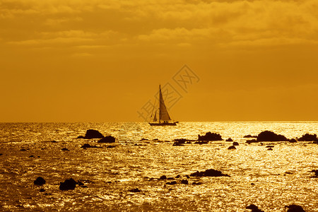 在大西洋上航行的帆船日落西班牙特内里夫图片