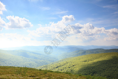 自然和环境美丽的绿山夏季区景观旅行和游图片