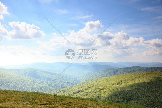 自然和环境美丽的绿山夏季区景观旅行和游图片