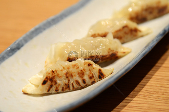 日式传统碗炒鸡尾薯条图片