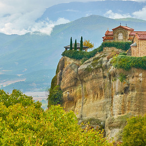 希腊Meteora岩石边缘的圣三一修道院图片