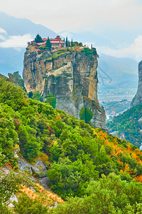 圣三一修道院位于希腊梅托拉岩石顶端的圣三一修道院图片