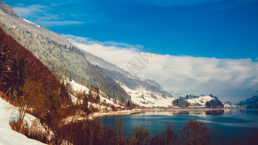 美丽的冬季风景在阿尔卑斯山和雪图片