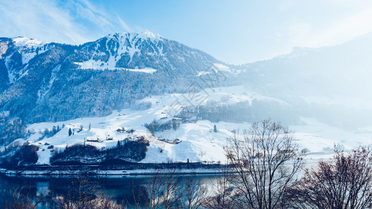 美丽的冬季风景在阿尔卑斯山和雪图片