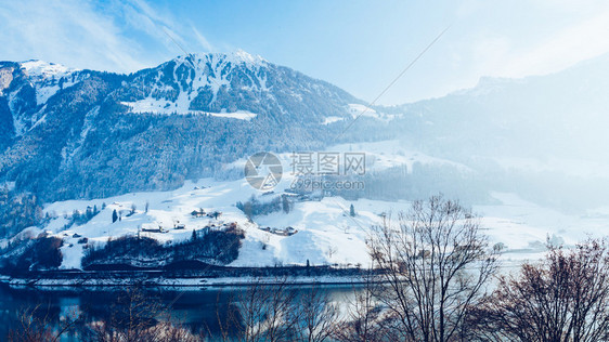 美丽的冬季风景在阿尔卑斯山和雪图片