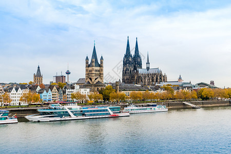 莱茵河上科隆与游轮在德国科隆图片