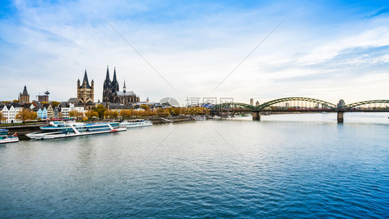 莱茵河上科隆与游轮在德国科隆图片