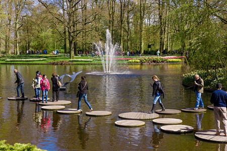 荷兰利塞Lisse2016年4月8日Keukenhof花园的人们与湖泊图片