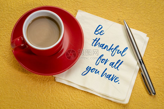 感谢您拥有的一切鼓舞人心的笔迹在餐巾纸上和一杯咖啡图片