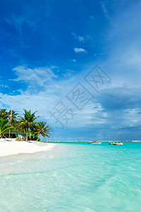 具有白沙滩和海的马尔代夫热带岛屿高清图片