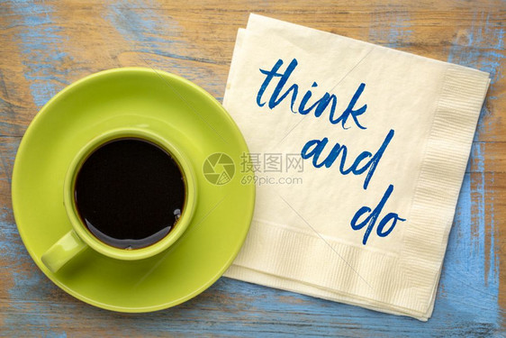 思考并概念灵感的笔迹在餐巾纸上加一杯咖啡图片
