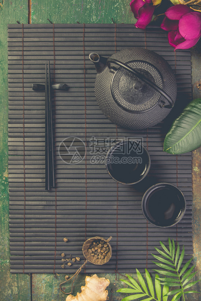 亚洲食物背景深生背景的茶和筷子顶端的景色平坦原亚洲食物背景深生的茶和筷子图片