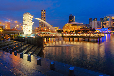 夜间与新加坡市中心和金融区摩天大楼合并图片