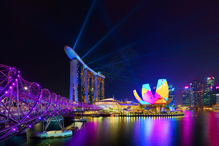 MarinaBaySands和Helix桥在Bay地区的新加坡下城市内展示激光表演图片