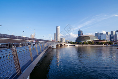 新加坡市下城MarinaBay区金融和摩天大楼的埃斯普拉纳德剧院和Jubilee大桥图片