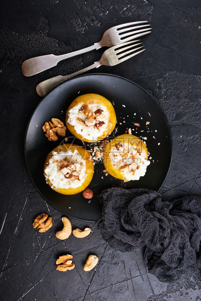 烤苹果加坚和蜂蜜沙漠在盘子里